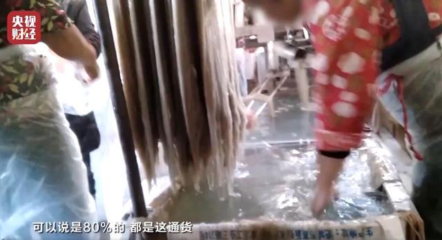 在禹州桐树张村的一个简陋民房里,加工粉条的机器上布满了污渍,狭长的